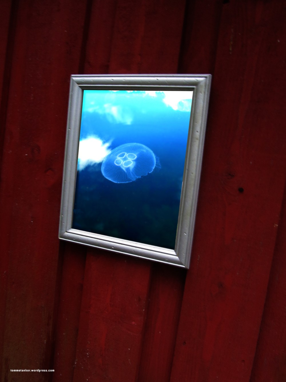 lille_speil_på veggen der_tommetanker