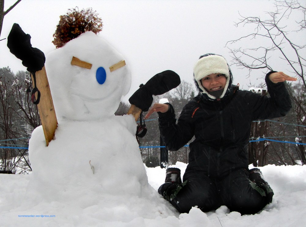 Snømannen er til venstre i bildet.