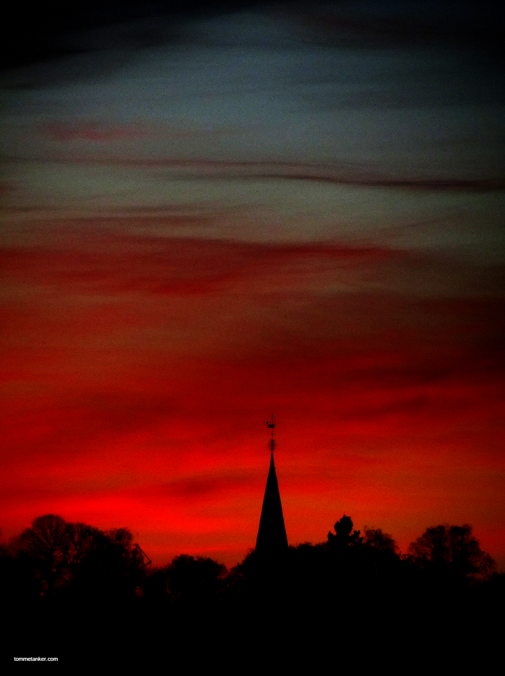 oddernes_kirke_rød_himmel_tommetanker