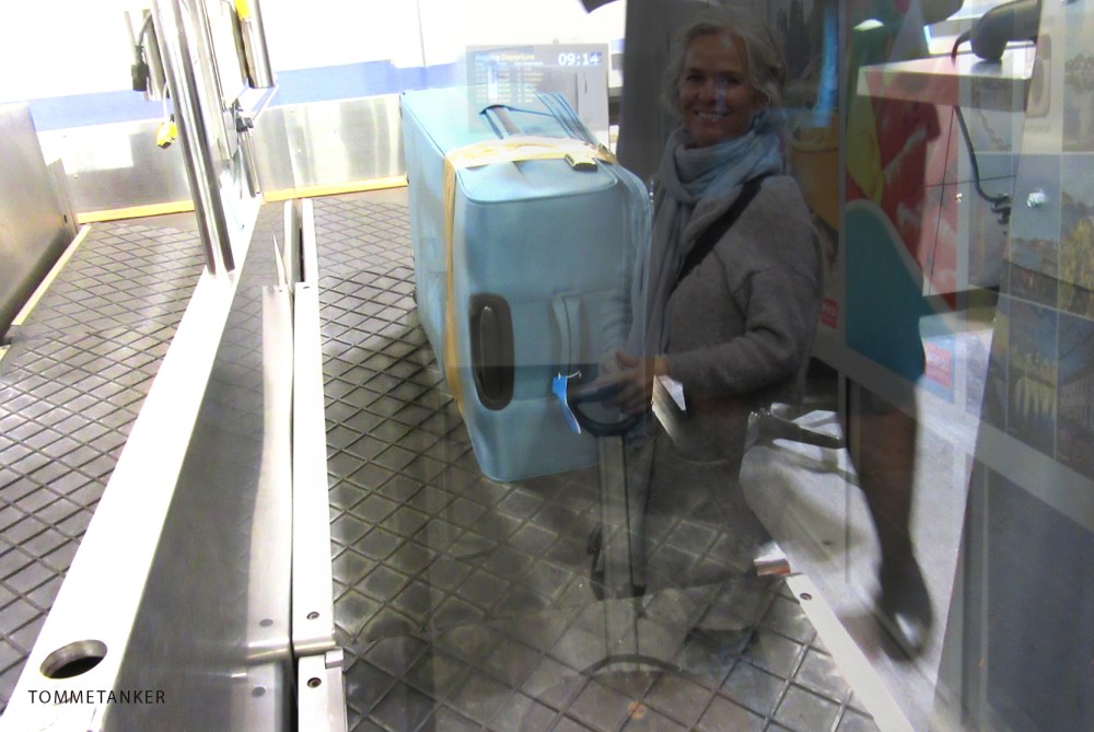 en_koffert_dro_av_sted_tommetanker