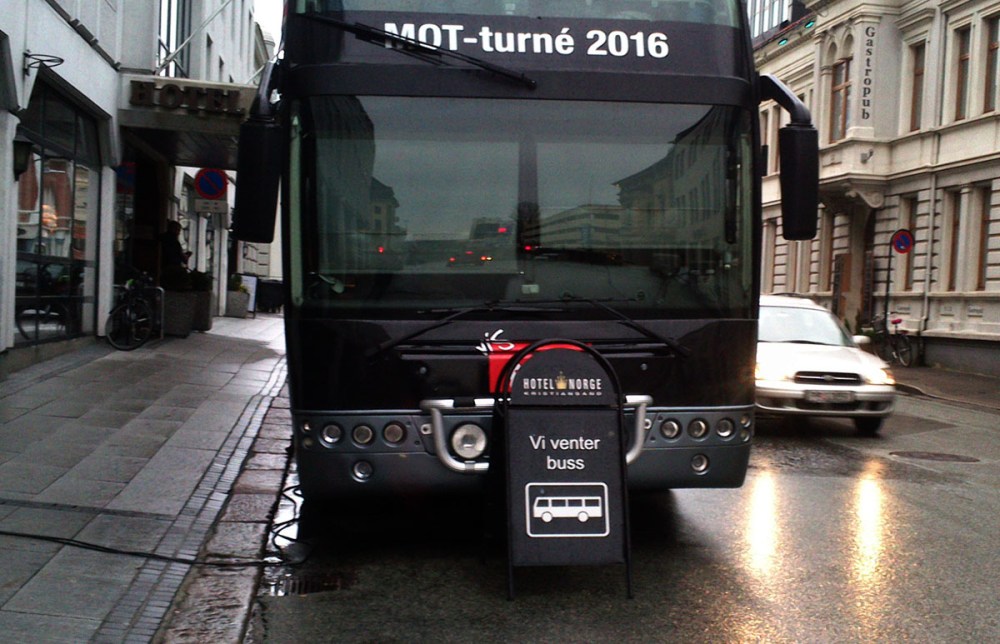 vi_venter_buss_tommetanker