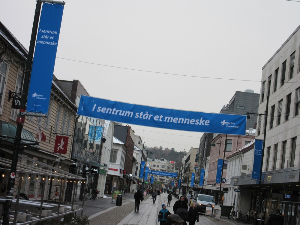 i sentrum står et menneske