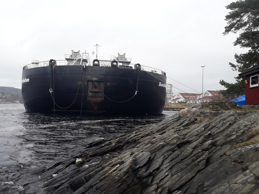 baadeN_på_vannet_bumblebee_tommetanker